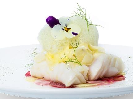 Cabillaud poché carpaccio de betteraves et salade de fenouil