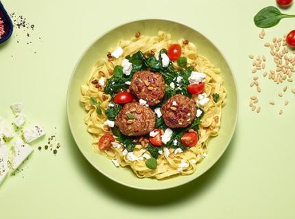 Boulettes aux fettuccine, tomates cerises, épinards et feta