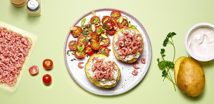 Pommes de terre farcies aux crevettes grises, salade de tomates cerises