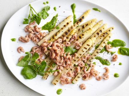 Asperges grillées aux crevettes grises et pesto de cresson