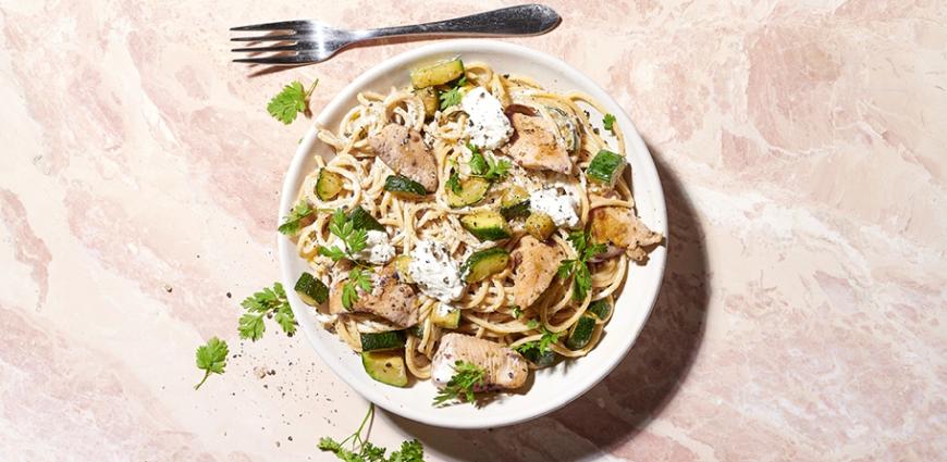 Spaghetti au poulet, courgettes et ricotta