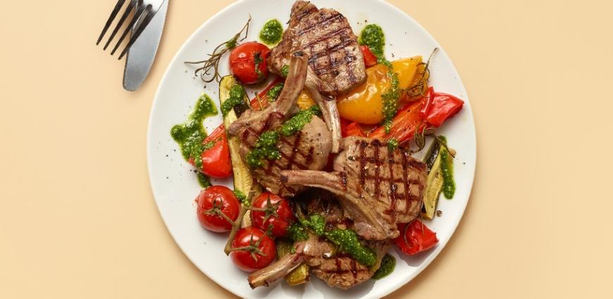 Côtelettes d’agneau grillées aux légumes du sud rôtis et pesto de roquette