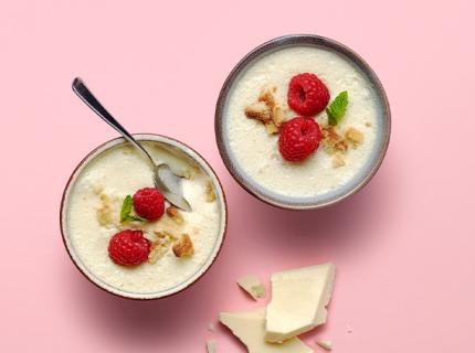 Mousse de chocolat blanc au yaourt entier, vanille et crumble de pâte sablée
