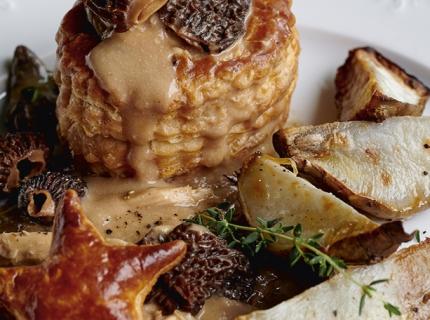  Bouchées à la reine au coucou de Malines et aux morilles, topinambours rôtis