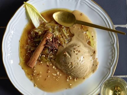  Chicons caramélisés, glace au café et sauce aux pommes